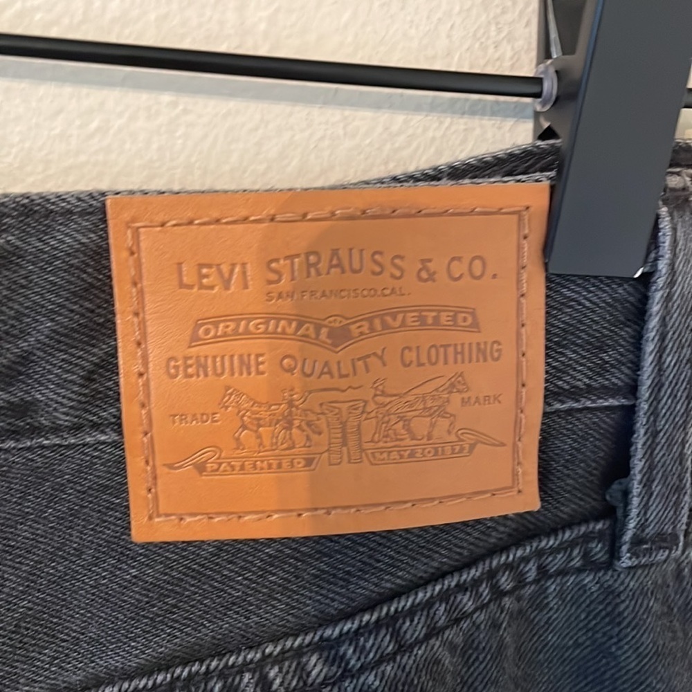 Levi's High Loose Taper Jeans - Picture 3 of 9